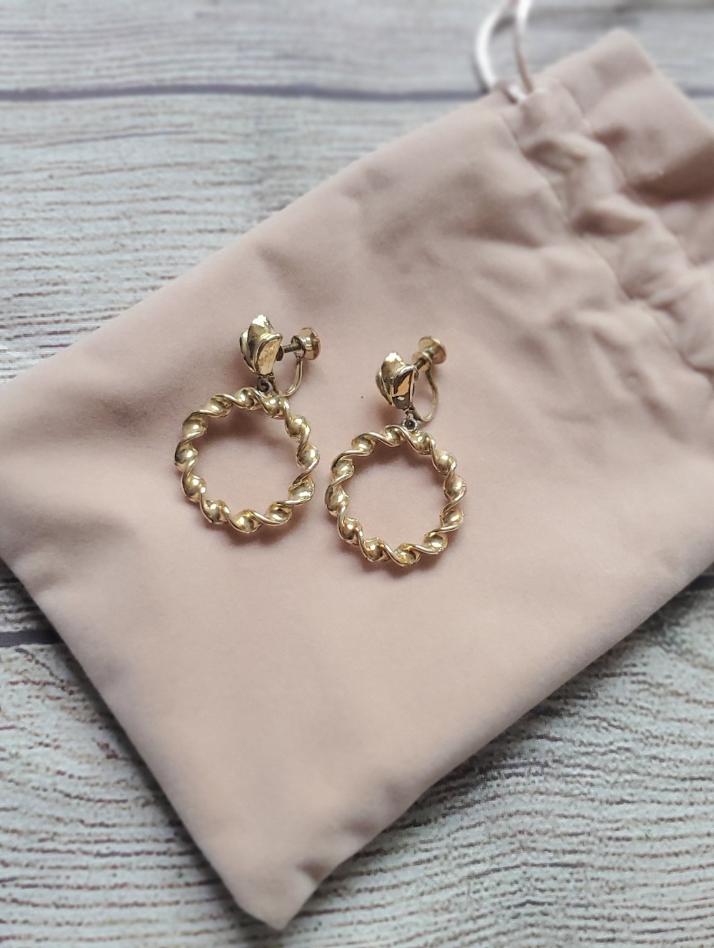 5/$20🌟Vintage Goldtone Twisted Hoop Twist-back Earrings